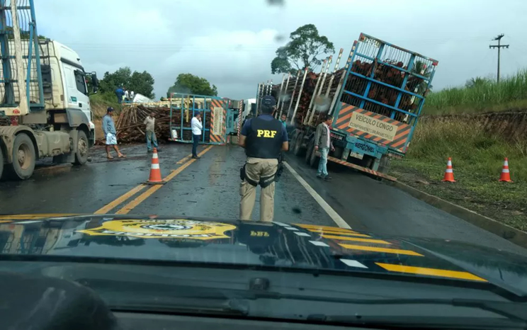 Duas carretas se envolveram em acidente em menos duas horas no mesmo trecho (Foto: Divulgao/Polcia Rodoviria Federal)