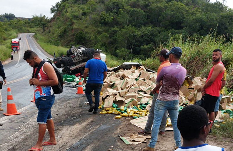 Carreta com carga de leo tomba na BR-101 em Itabela. (Foto: BAHIA DIA A DIA)