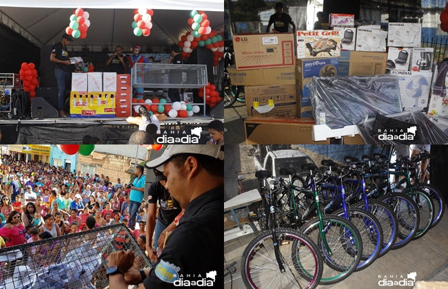 Em clima de Natal, Novo Barateiro presenteia clientes com moto e prmios. (Foto: Alex Gonalves/BAHIA DIA A DIA)