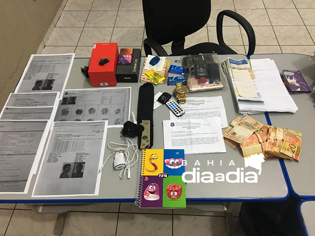 Com o casal, foram apreendidos vrios documentos, telefones celulares, cartes bancrios e dinheiro. (Foto: Divulgao/PC)