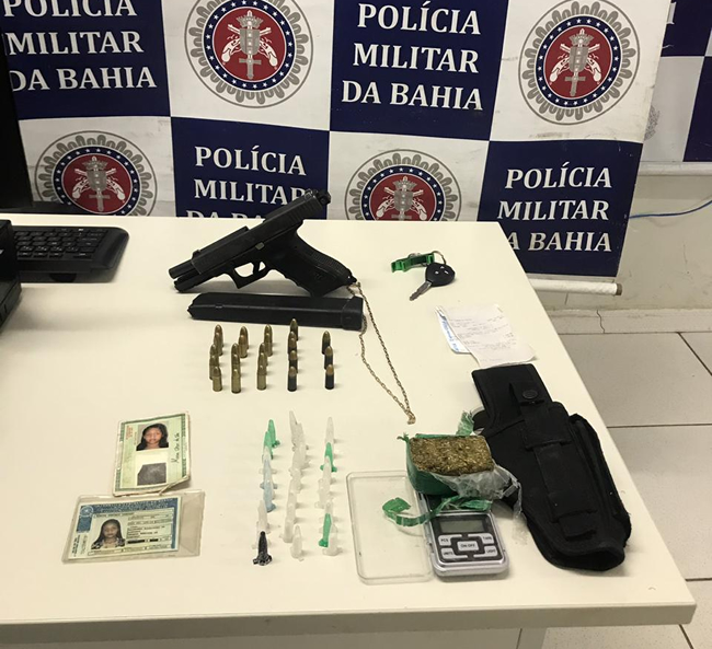 Pistola, munies e drogas foram apreendidos pela polcia. (Foto: Divulgao/PM)