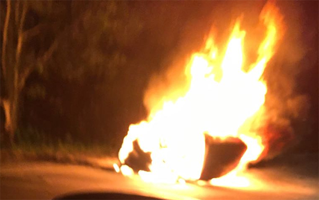 Com a batida, o veculo pegou fogo. (Foto: ReproduoWhatsapp)