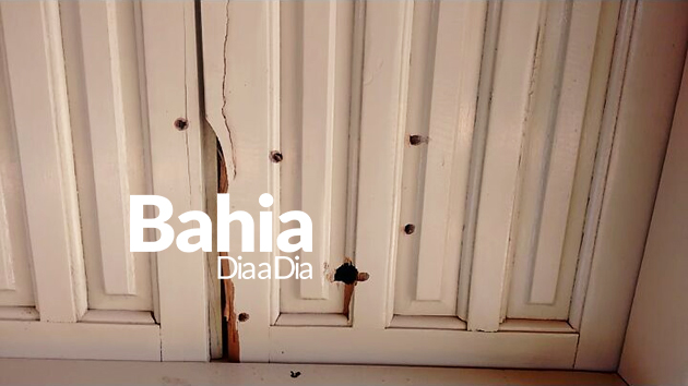 Marcas de tiros ficaram na janela do quarto onde casal foi assassinado . (Foto: BAHIA DIA A DIA )