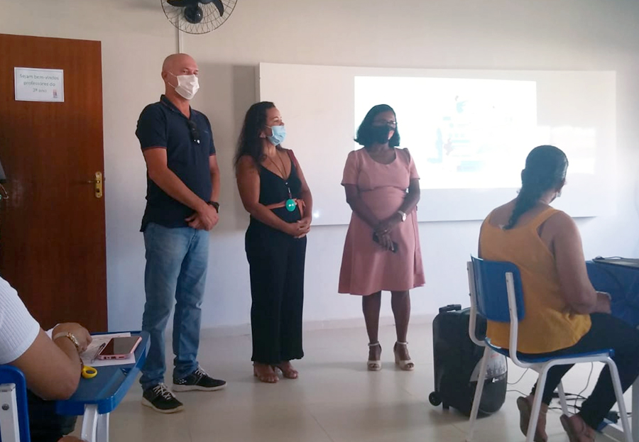 Prefeito Luciano Francisqueto, ao lado da secretaria de Educao, esteve em algumas as escolas durante o planejamento pedaggico. (Foto: Divulgao)