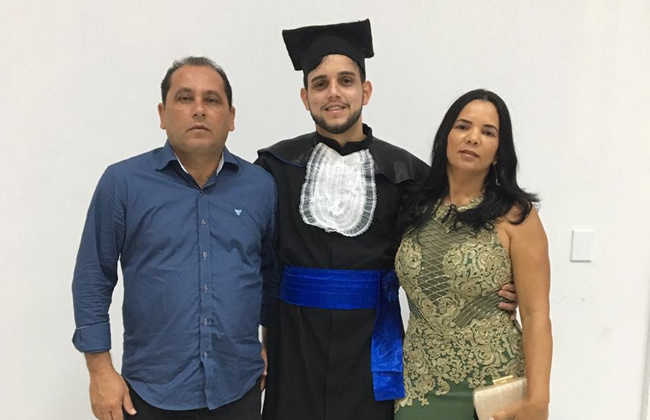 Murilo, ao lado dos pais, Altemar Santana e ngela Ferreira Costa. (Foto: Divulgao) 