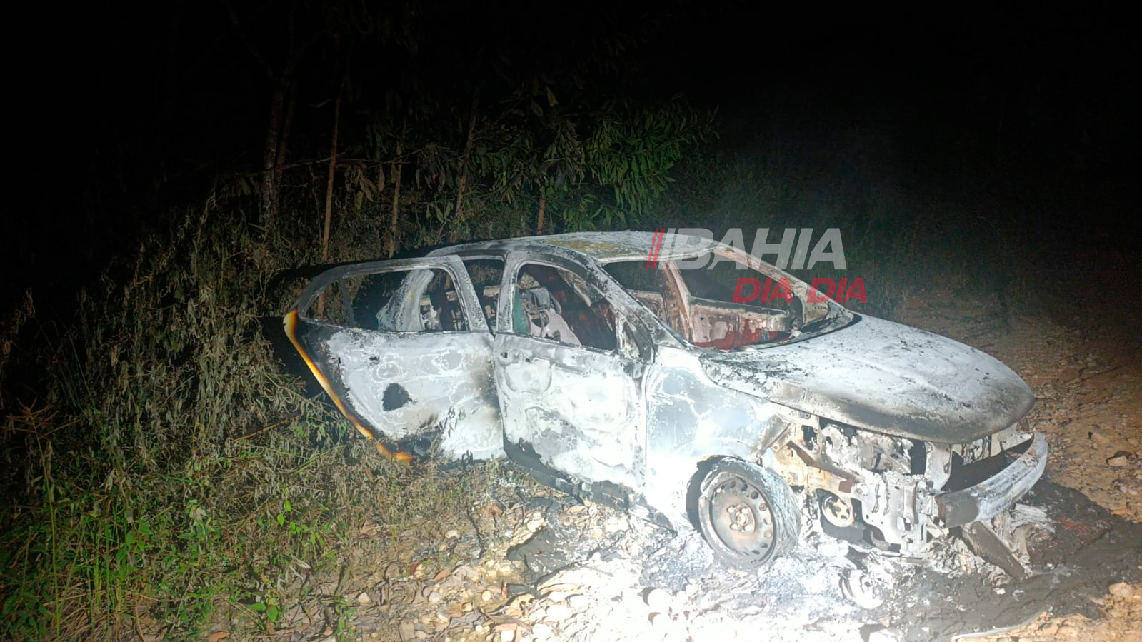 Ve�culo roubado foi encontrado incendiado e abandonado em uma estrada vicinal da regi�o. (Foto: BAHIA DIA A DIA)