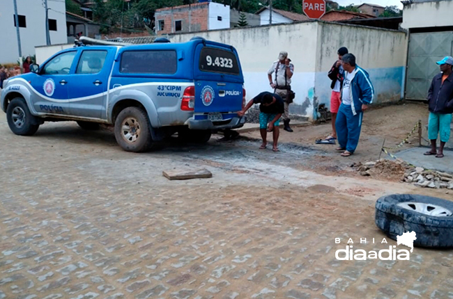 Viatura da Polcia Militar ficou com diversas marcas de tiros. (Foto: Divulgao)