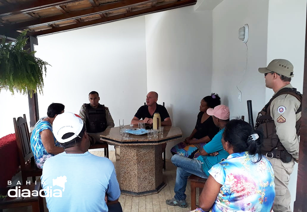 Prefeito, Luciano Francisqueto em dilogo com os representantes se comprometeu a buscar solues para a concluso da obra. (Foto: BAHIA DIA A DIA)