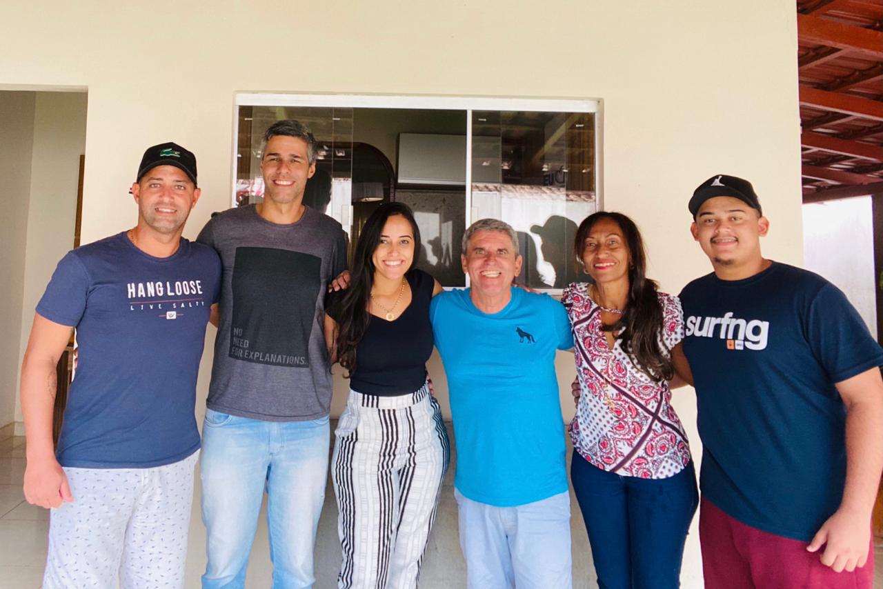 Tio Pedro ao lado da esposa Nilza e dos filhos, Maique, Petterson, Thiago e Pmella. (Foto: Arquivo/Familia)