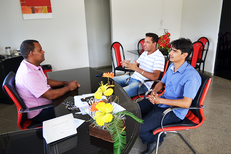 Alex da Pax e Joaldo MotoTaxi so recebidos pelo presidente da cmara de Eunpolis, Paulo Brasil. (Foto: Alex Barbosa/BAHIA DIA A DIA)