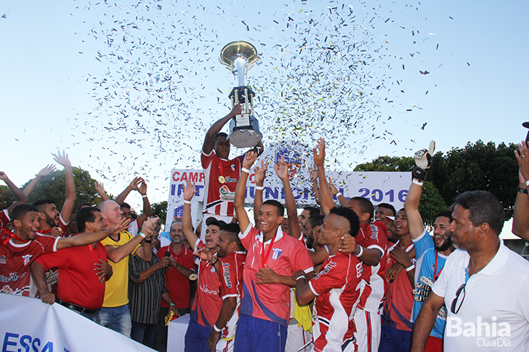 Itaberaba recebe a taa de campeo do campeonato . (Foto: Alex Gonalves/BAHIA DIA A DIA)