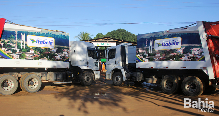 LIMPAR apresenta caminhes plotados e entrega de equipamentos aos garis
