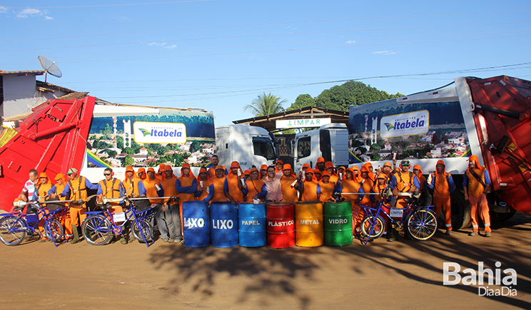 LIMPAR apresenta caminhes plotados e entrega de equipamentos aos garis. (Foto: Alex Barbosa/BAHIA DIA A DIA)