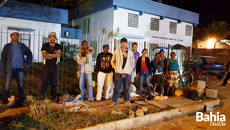 Eleitores em Itabela ficam cerca de 15 horas na fila para fazer o cadastro da biometria ; sistema ainda no  obrigatrio em Itabela e Guaratinga (Foto: Alex Gonalves/BAHIA DIA A DIA)