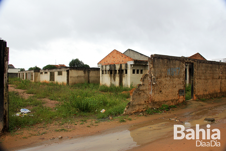 Creche abandonada desde 2010 se encontra com pssimas condies estruturais. (Foto: Alex Barbosa/BAHIA DIA A DIA)