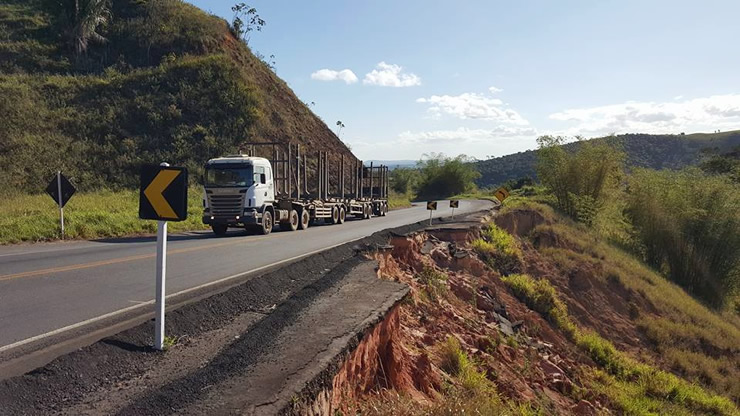 Eroso destri vrios pontos de acostamento na Br101. (Foto: Luiz Brito)