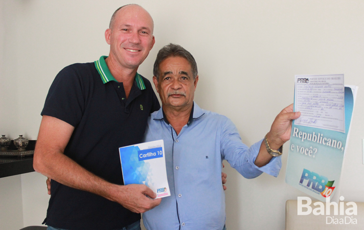 Luciano Francisqueto, presidente do PRB/Local e Gedalvo Matos no momento da filiao.. (Foto: Alex Gonalves/Bahia Dia a Dia)