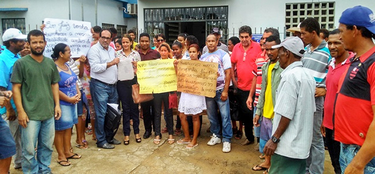 Moradores chegaram a se reunir com a promotoria pblica para pedir anulao da reintegrao. (Foto: Girodenotcias) 