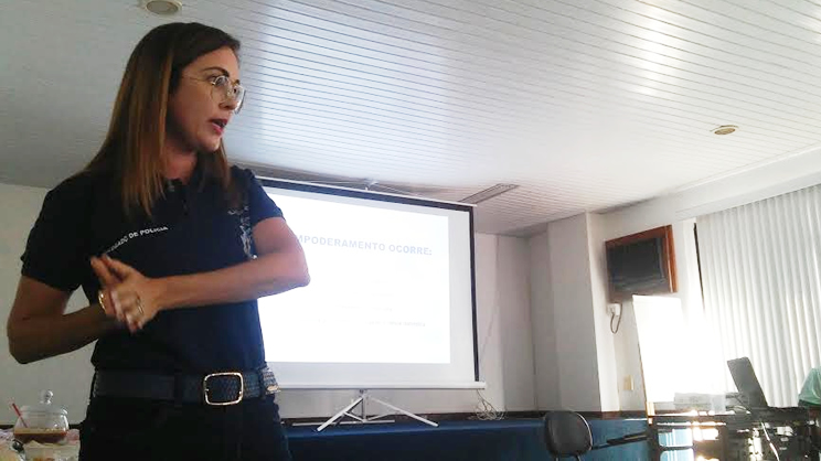 Palestra foi ministrada por Dra Vivianne Scofield, delegada titular da DEAM (Foto: Divulgao)