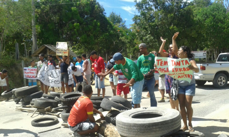 Moradores bloqueiam BA-001 em protesto contra situao precria em Trancoso. (Foto: Reproduo/Whatsapp)