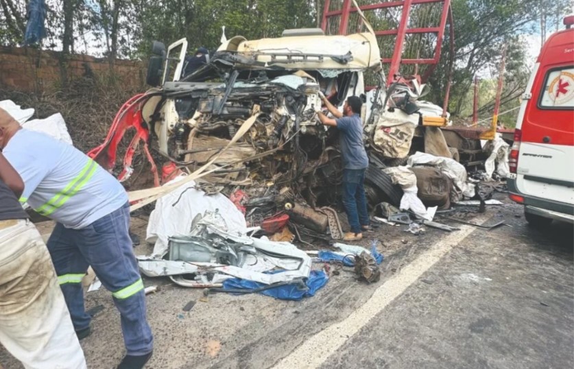 Trecho da BR-101 em Itabela  liberado depois de cerca de 6 horas de bloqueio. (Foto: Divulgao)