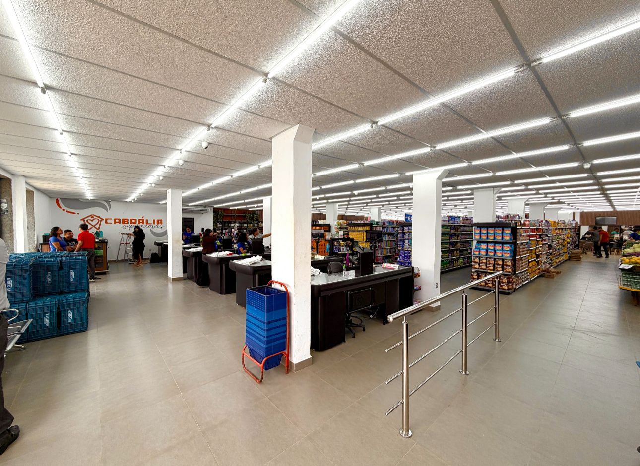 Cabrlia Supermercados reinaugura loja em Itabela com nova estrutura, ofertas especiais e programao festiva.