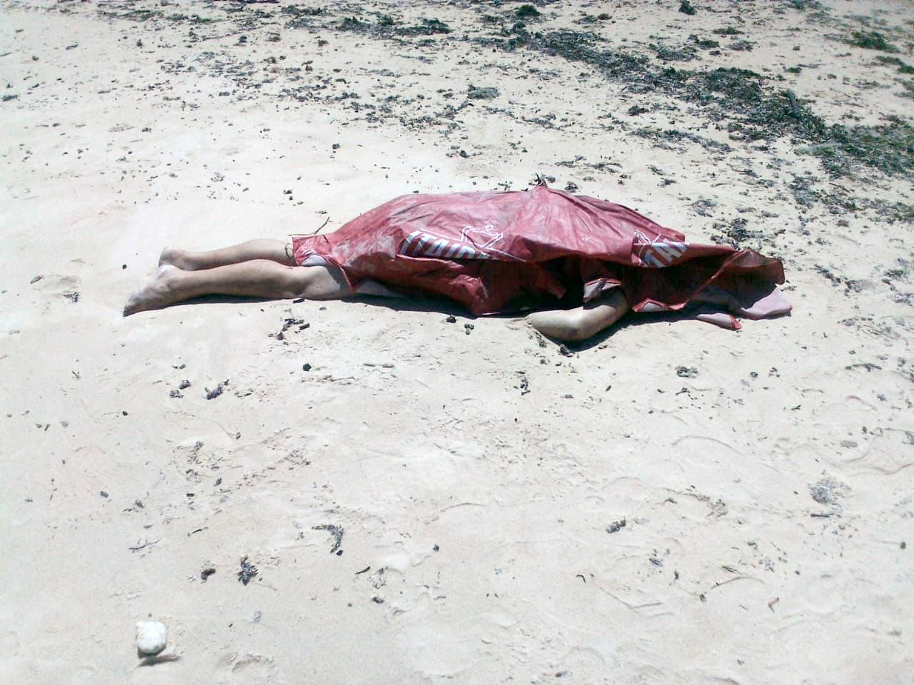 Vtima estava na faixa da areia, de barriga para baixo e sem roupas. (Foto: Bahia Dia a Dia)