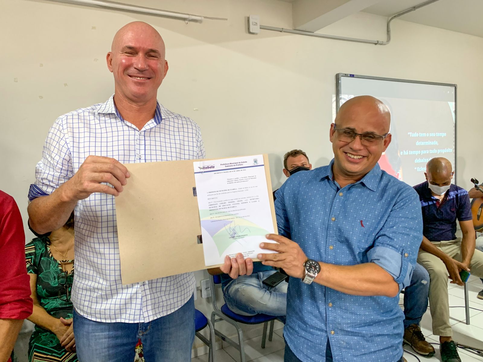 Prefeito Luciano Francisqueto, durante entrega da nomeao do novo secretrio de educao, Gutemberg Pellegrini. (Foto: Alex Gonalves/BAHIA DIA A DIA)