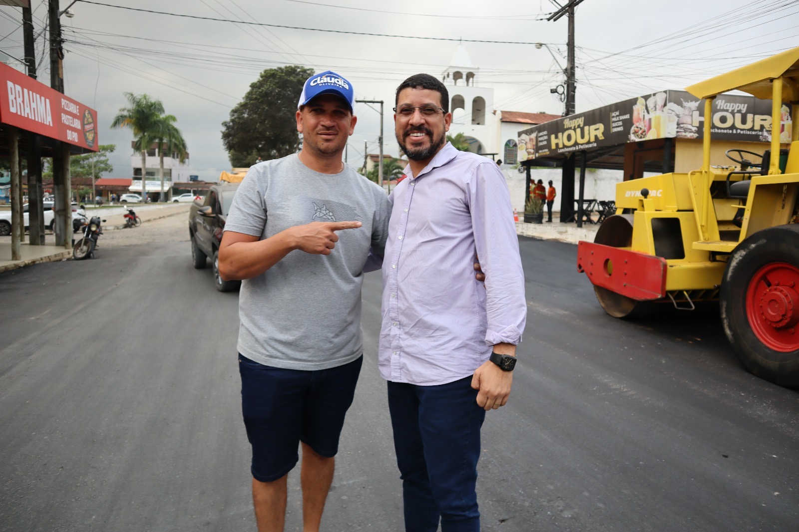 Prefeito Flauzino e o vereador Warlem durante visita ao distrito, acompanhando as obras de pavimentação. (Foto: Divulgação) Prefeito Flauzino e o vereador Warlem durante visita ao distrito, acompanhando as obras de pavimentação. (Foto: Divulgação)