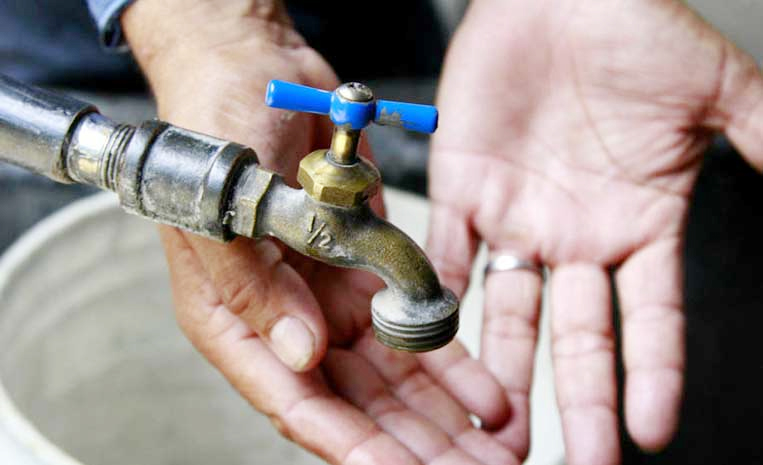 Moradores esto enfrentando dificuldade com a recorrente falta de gua. (Foto: Reproduo/Internet)