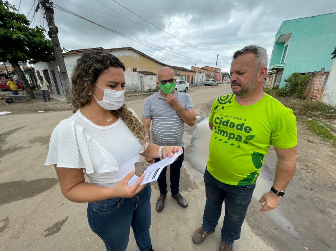 Prefeita Cordlia Torres acompanhada dos secretrios Lus Carrilho e Sandro Lopes. (Foto: Divulgao)