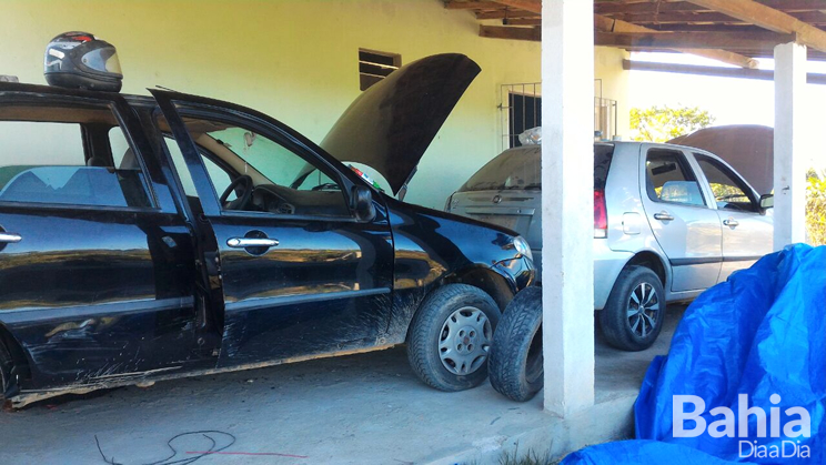 Policia encontrou dois veculos roubados no local. (Foto: Divulgao/PC)