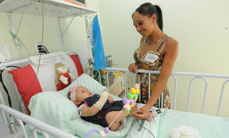 Lalá nunca pôde deixar a UTI, mas recebe todos os dias a visita da mãe, que não poupa mimos e sonha levar a filha para casa Lalá nunca pôde deixar a UTI, mas recebe todos os dias a visita da mãe, que não poupa mimos e sonha levar a filha para casa