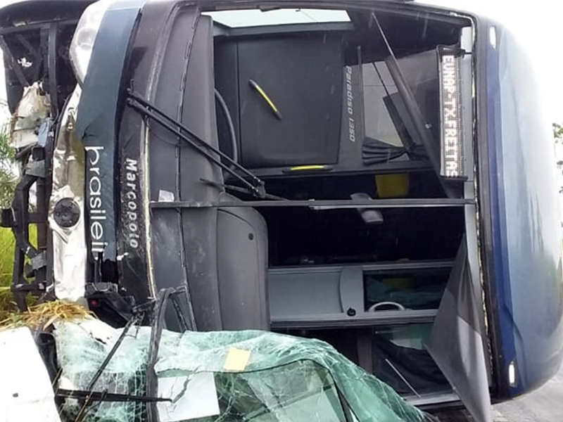 Motorista morre em acidente grave entre carro e ônibus na BR-101. (Foto: Reprodução/Whatsapp)