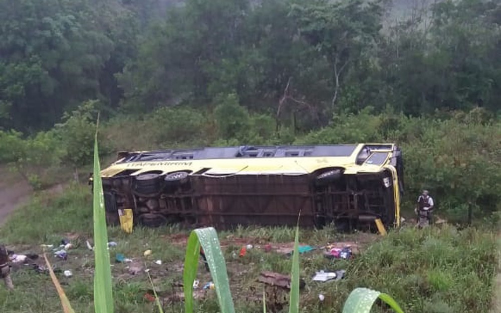 Acidente ocorreu na BR-101, entre Itamaraju e Teixeira de Freitas, cidades do sul da Bahia, na madrugada desta quinta-feira (12).  Foto: PRF/ Divulgao