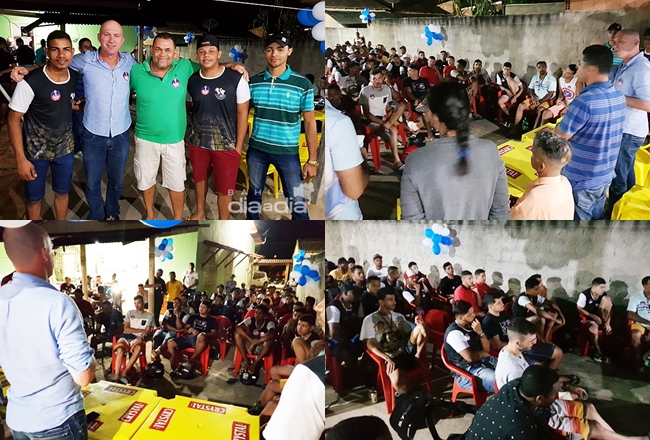 Cerca de 100 jovens participaram da reunio e ouviram as propostas do prefeito. (Foto: Alex Gonalves/BAHIA DIA A DIA0