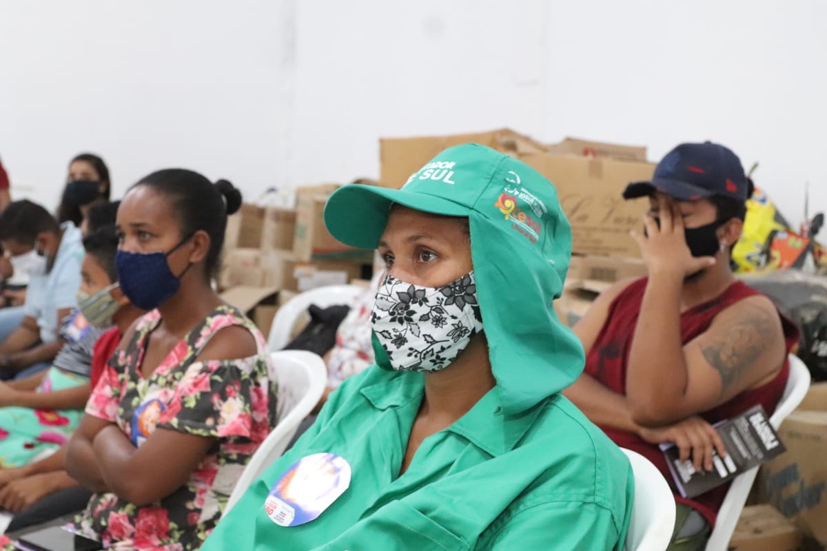 Catadora Itnia Monteiro de Souza agradeceu pelos kits e equipamentos. (Foto: Divulgao)