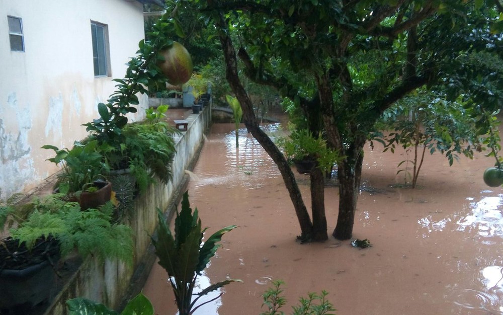 Quintal de abrigo ficou alagado com chuvas na tarde de quarta-feira (Foto: Arquivo Pessoal/ Ionan Toscano)