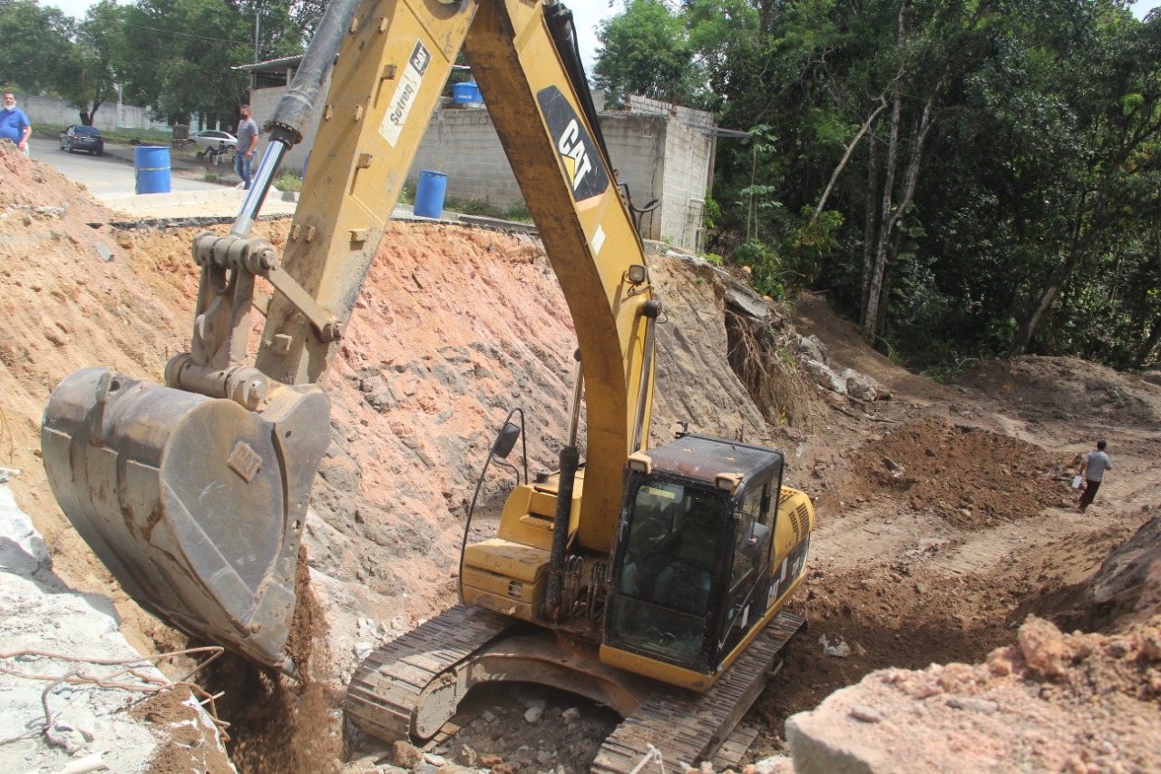  Rua So Bartolomeu, no bairro Santa Lcia, est sendo recuperada por equipe de engenharia. (Foto: Divulgao)