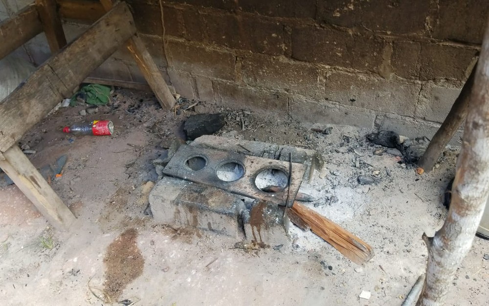 Fogo improvisado onde menores cozinhavam para comer, em fazenda na Bahia (Foto: Divulgao/ MPT)