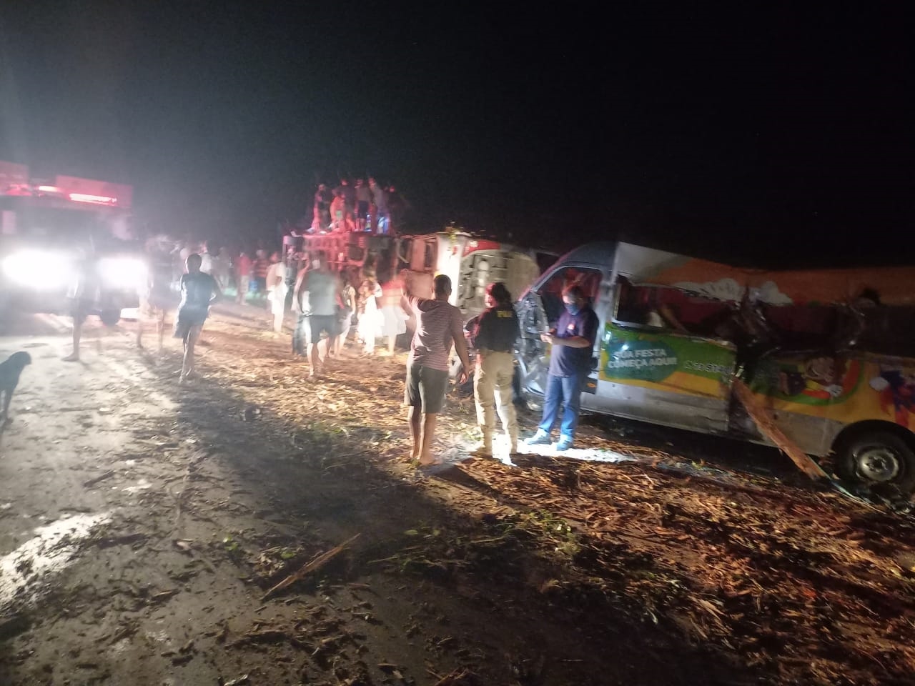 Sobe número de mortos em acidente envolvendo caminhão, ônibus e van na BR-101. (Foto: BAHIA DIA A DIA) Sobe número de mortos em acidente envolvendo caminhão, ônibus e van na BR-101. (Foto: BAHIA DIA A DIA)