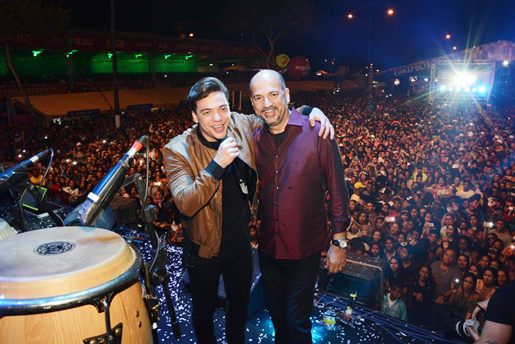 Prefeito Robrio Oliveira ao lado do cantor, Wesley Safado. (Foto: Divulgao)