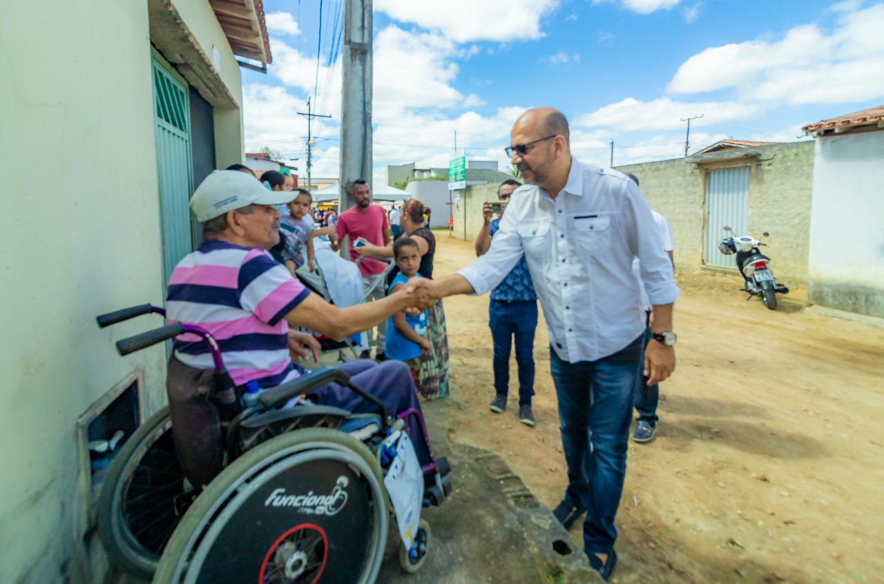 Satisfeitos, os moradores saram s portas para agradecer o prefeito pela realizao do sonho. (Foto: Divulgao)